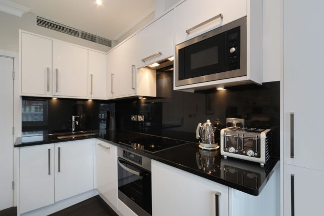 Maykenbel Apartments 20 Hertford Street 3 Bedroom Suite